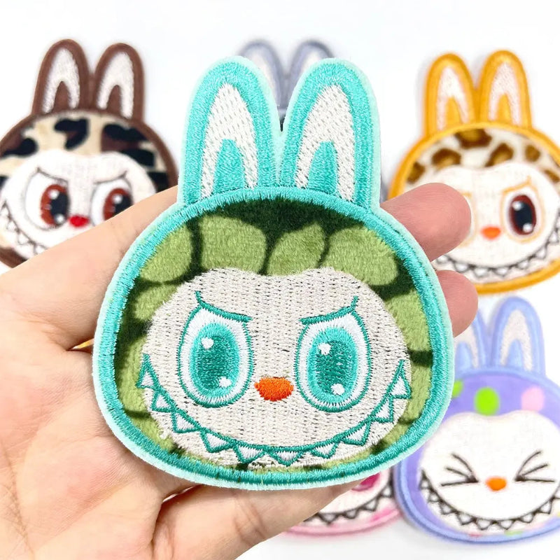 Green Watermelon Pattern Summer Labubu Embroidered Patch with adhesive Clpatch huge range of embroidery patch
Bestickter Aufnäher mit grünem Wassermelonenmuster, Sommer-Labubu, mit selbstklebendem Clpatch, riesige Auswahl an Stickaufnähern
緑のスイカ柄サマーラブブ刺繍パッチ(粘着式クラップパッチ付き) 刺繍パッチの豊富な品揃え