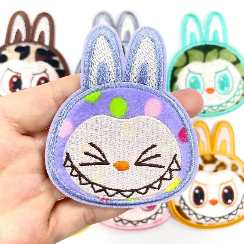 Purple Labubu Polka Dots embroidery patch Clpatch huge range of embroidery patch
Lilafarbener Labubu Polka Dots-Stickaufnäher Clpatch riesige Auswahl an Stickaufnähern
パープルラブブ水玉模様の刺繍パッチ クラップパッチ 刺繍パッチの豊富な品揃え